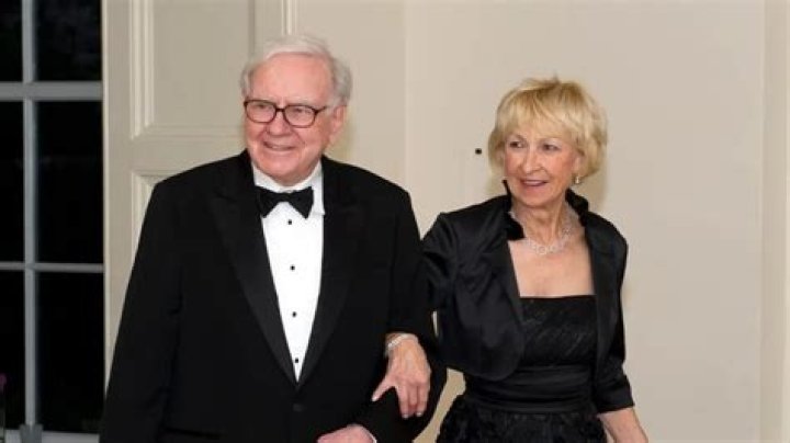 A Look At The Life of Susan Buffet – Warren Buffet’s First Wife and How She Died