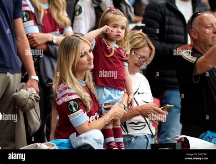 Aaron Cresswell Wife/Girlfriend Jessica Unsworth :: Height, Age, Wiki, Salary, Net Worth