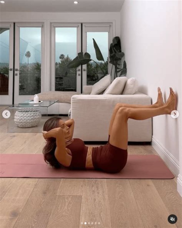 Agustina Gandolfo in Two-Piece Workout Gear Says "Make a Healthy Breakfast"