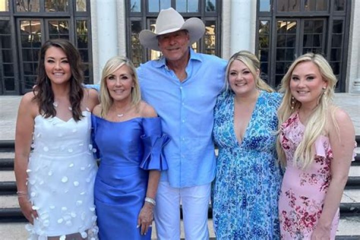 Alan Jackson family, wife, children, parents, siblings