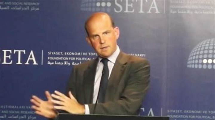 
Angus Lapsley Height, Weight, Net Worth, Age, Birthday, Wikipedia, Who, Nationality, Biography 