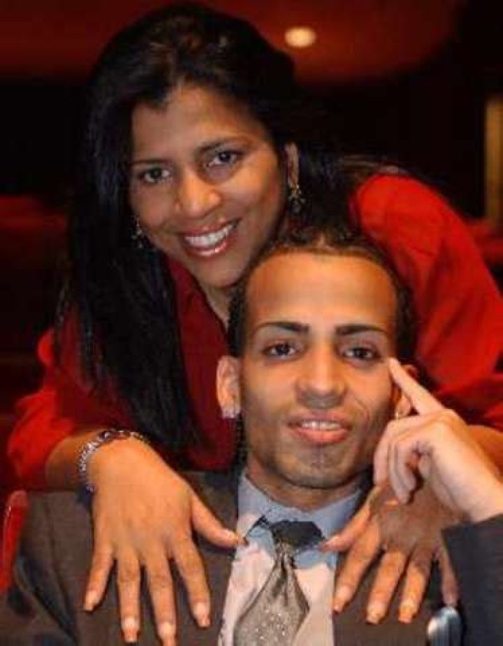 Arcángel: Wife, net worth, tattoos, smoking & body facts