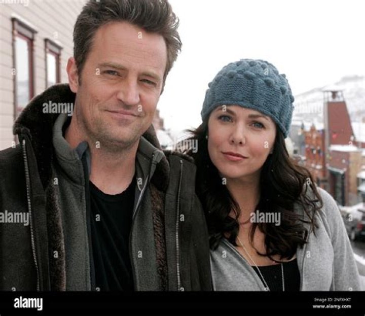 Are Lauren Graham and Matthew Perry friends?