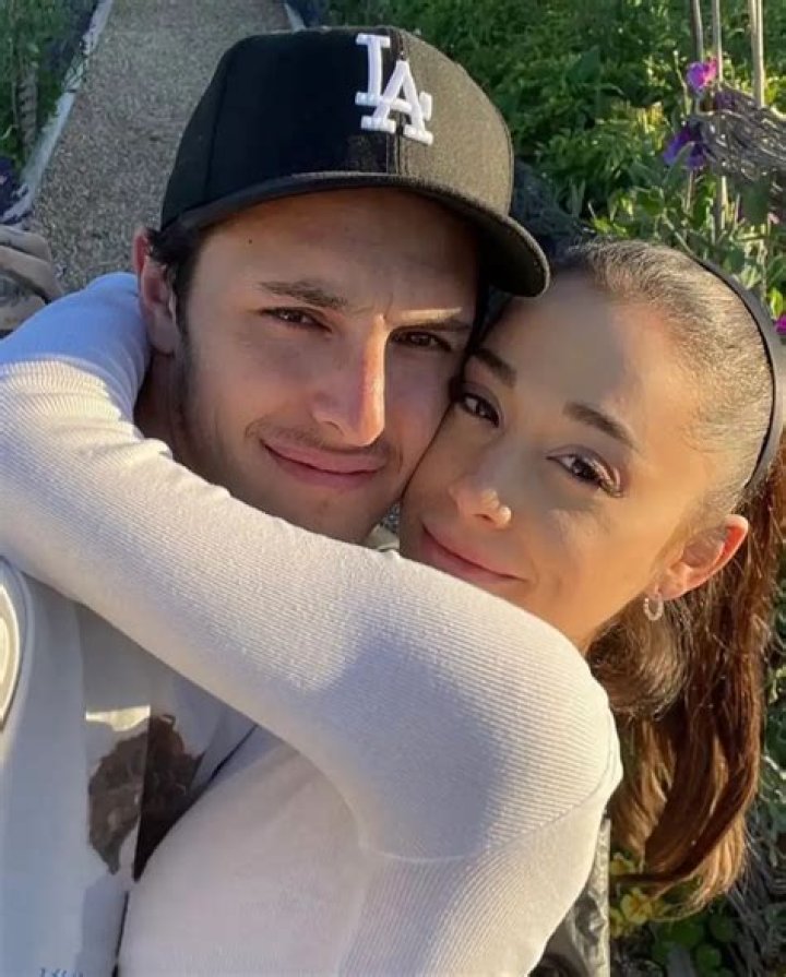 Ariana Grande And Dalton Gomez Kiss In New Pic And Fans Gush Over The Couple!