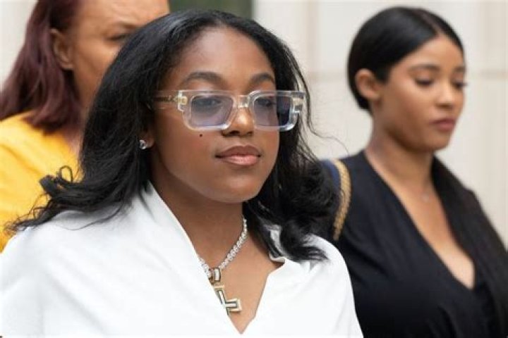 Azriel Clary Age, Biography, Married, Now, Net Worth, Parents, Instagram, Vs R. Kelly