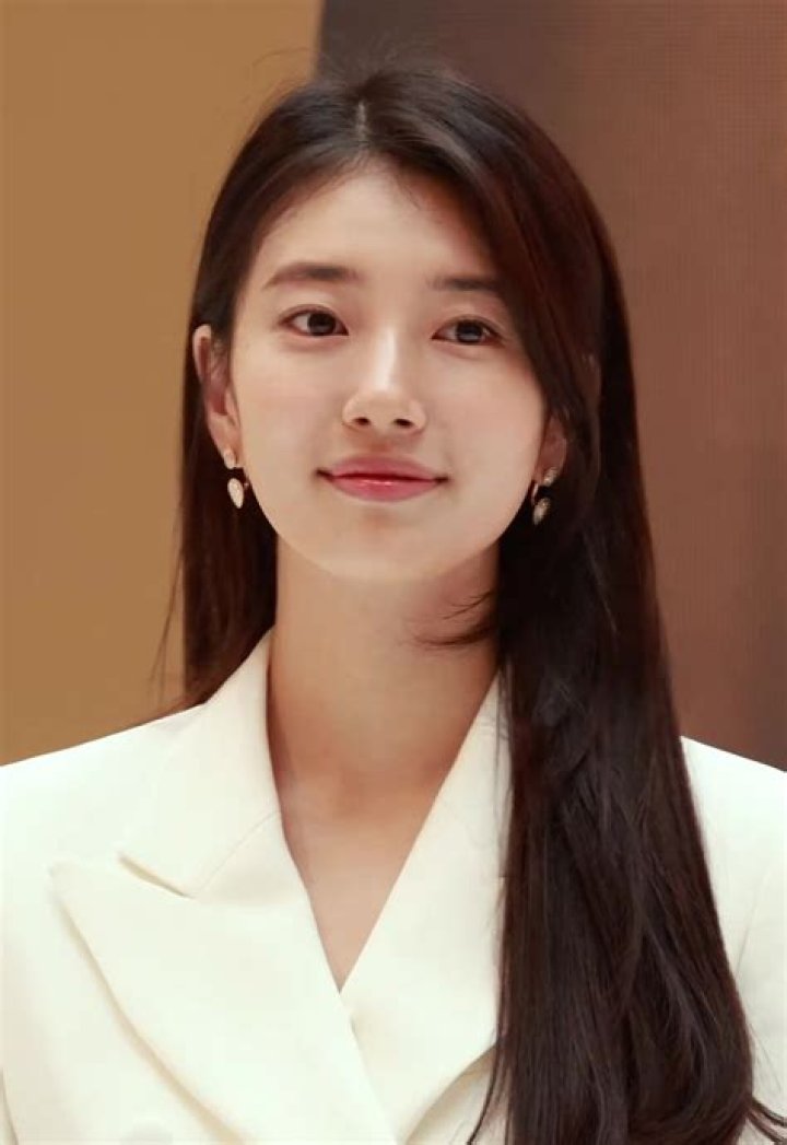 Bae Suzy Biography - Facts, Childhood, Family Life & Achievements of South Korean Actress & Singer