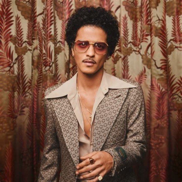 Bruno Mars Biography - Facts, Childhood, Family Life & Achievements