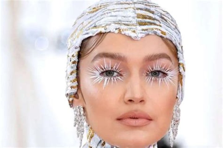 Celebrity Makeup Artist Erin Parsons Shows That Glitter Will Be A Big Trend In 2020