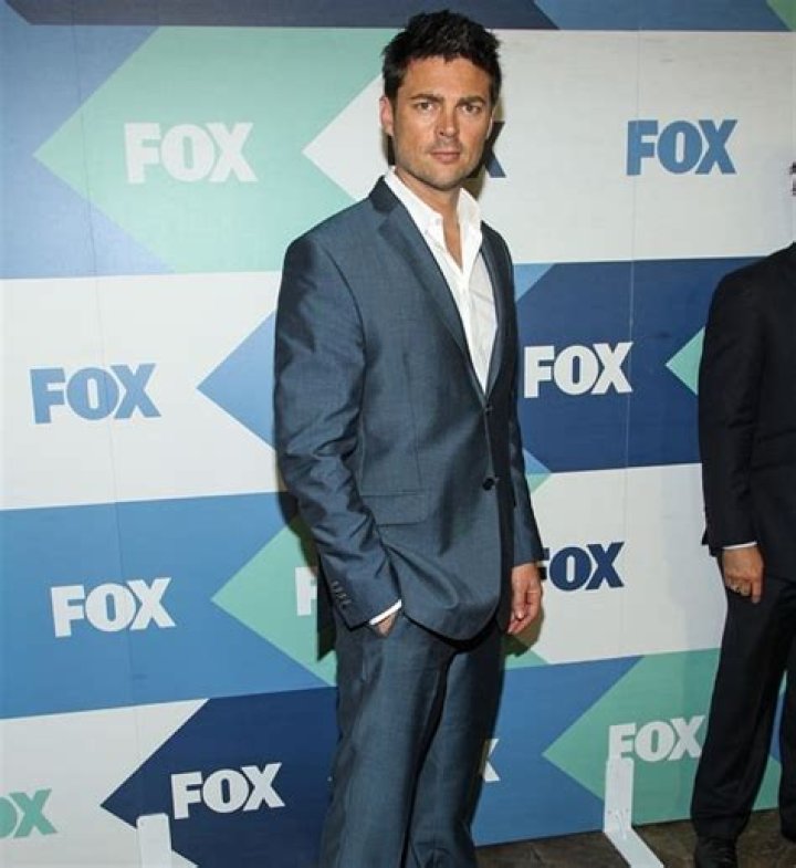 Chris Lowell Age, Weight, Height, Measurements