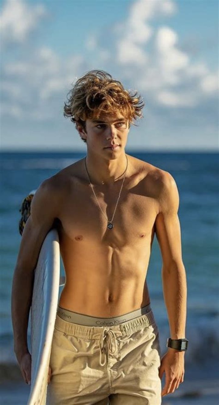 Cole Alves Biography - Facts, Childhood, Family Life & Achievements