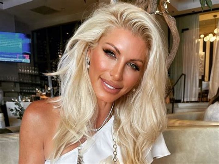 Dani Behr in Two-Piece Workout Gear Keeps Things Tight