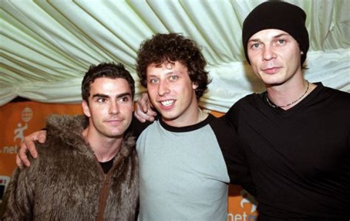 
Did Stuart Cable Suicide? Meet Welsh Rock Drummer Wife Nicola Cable 