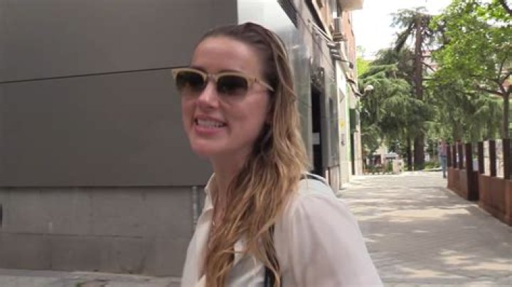 Does Amber Heard speak Spanish?