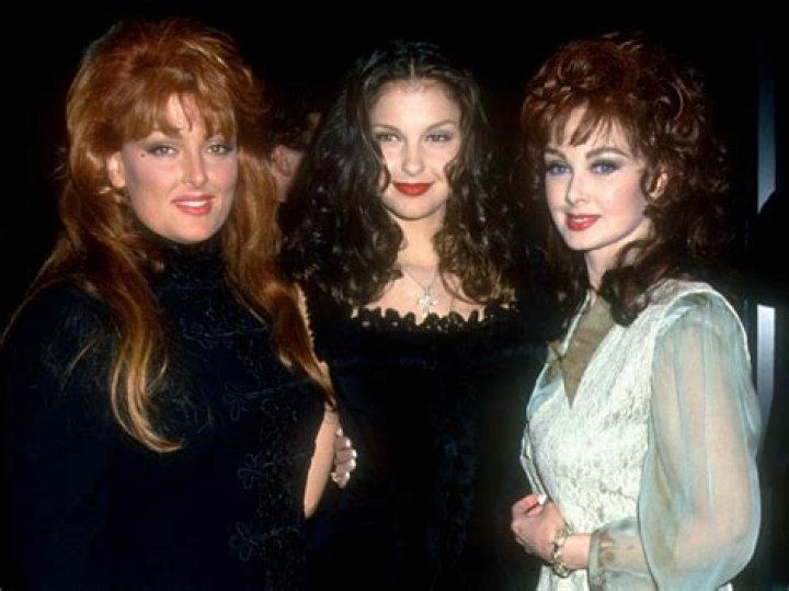 Does Naomi Judd have a son? Does Naomi Judd have sisters?