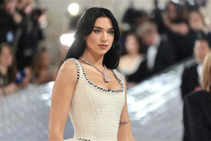 Dua Lipa- Biography, Age, Height, Net Worth, Boyfriend, Religion