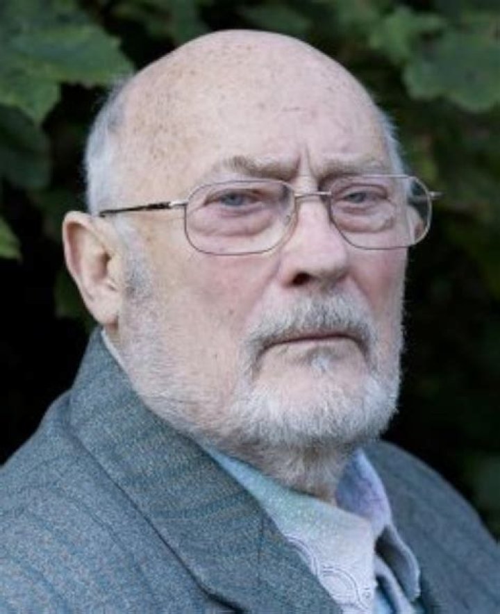 Edward Woodward Biography - Facts, Childhood, Family Life & Achievements