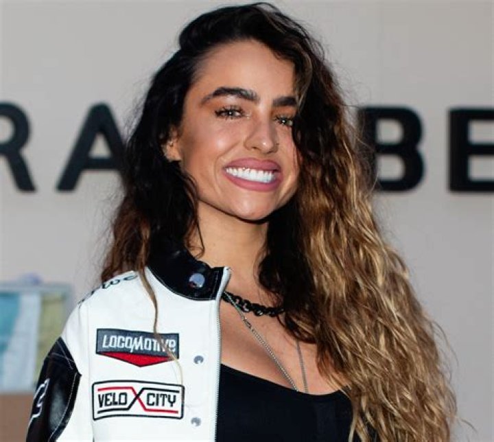 Fitness Influencer Sommer Ray In Workout Gear Says “Stretch With Me!”