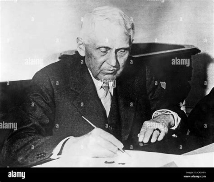 Frank B. Kellogg Biography - Childhood, Life Achievements & Timeline