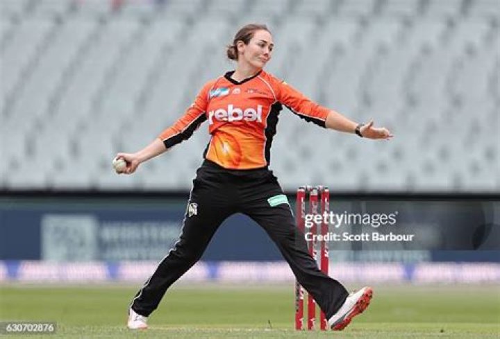 Heather Graham (Cricketer) height: How tall is Heather Graham?