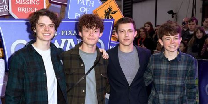 How many brothers does Tom Holland have?
