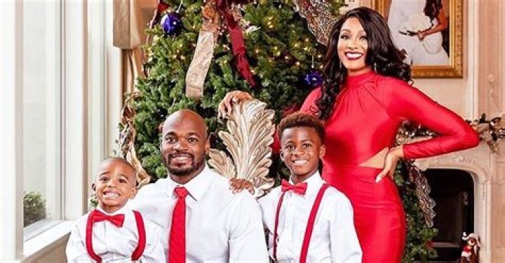 How many children does Adrian Peterson have? Who are Adrian Peterson's baby mamas?
