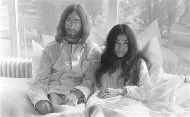 How old was Yoko Ono when she met John Lennon? How long were John Lennon and Yoko Ono together?