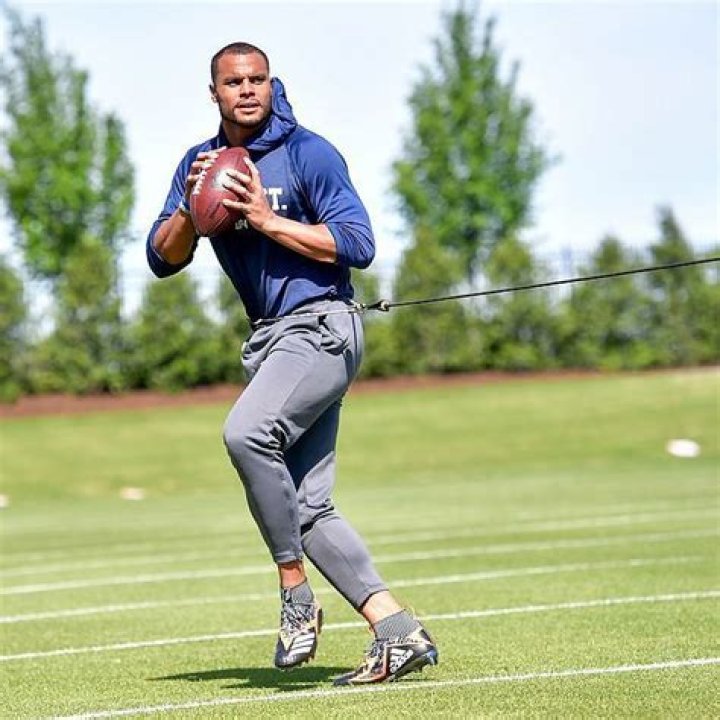 How tall is Dak Prescott?