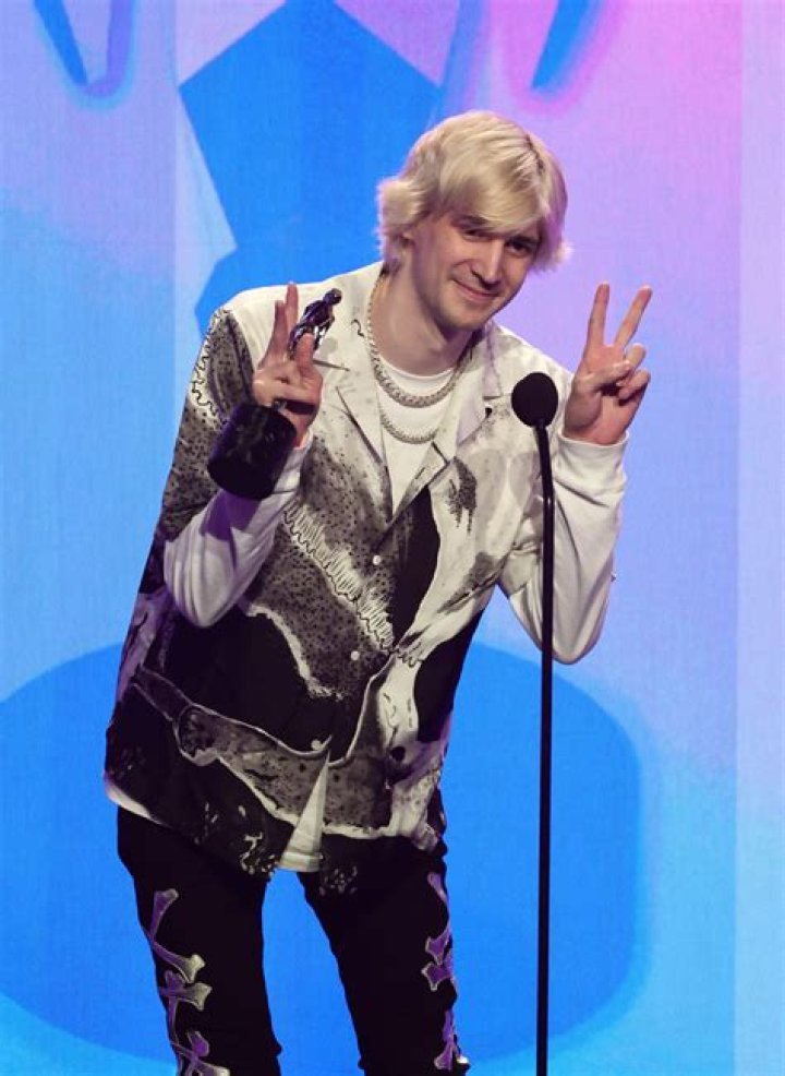 
Is Xqc Gay? Age, Height, Net Worth 