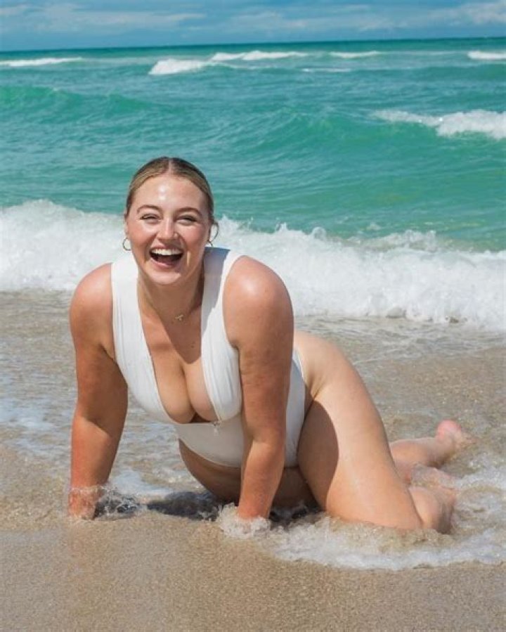 Iskra Lawrence (Model) Wiki, Bio, Age, Height, Weight, Measurements, BF, Net Worth, Facts