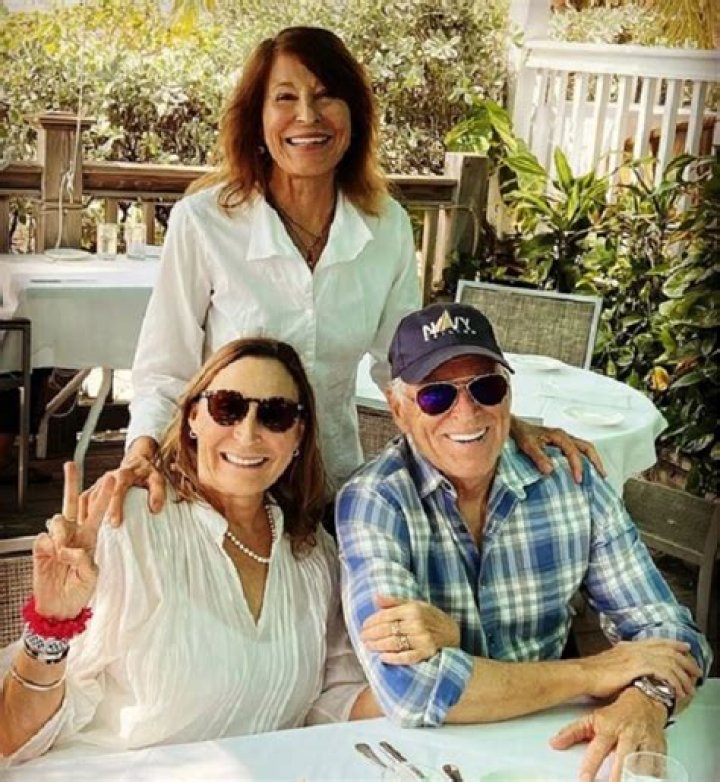 Jimmy Buffett siblings: Meet Laurie Buffett