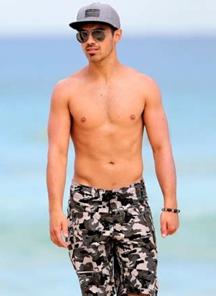 Joe Jonas Age, Weight, Height, Measurements