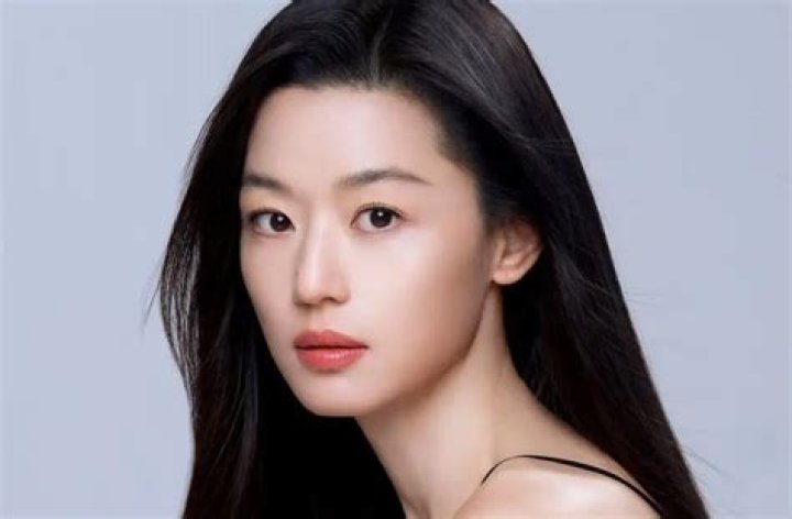 Jun Ji-hyun Biography - Facts, Childhood, Family & Achievements of South Korean Actress