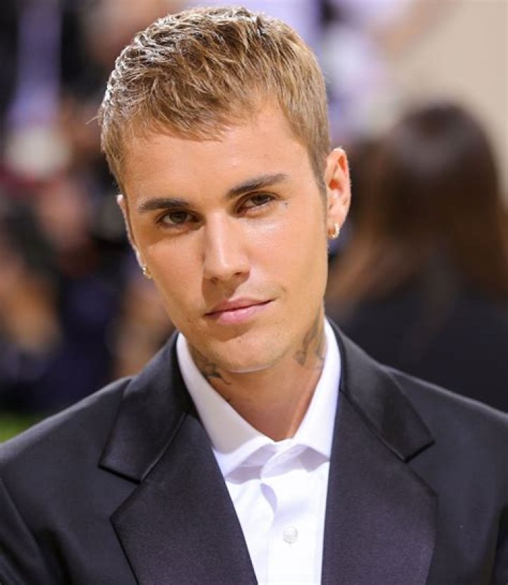 Justin Bieber Biography - Facts, Childhood, Family Life & Achievements
