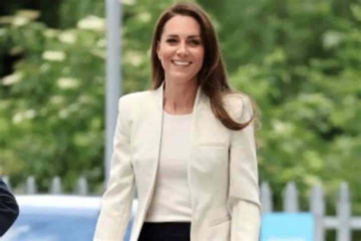 Kate Middleton, in a classic look, visited the Little Village charity center in London
