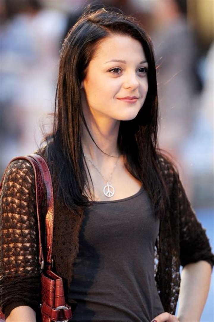 Kathryn Prescott - Bio, Facts, Family Life of English Actress