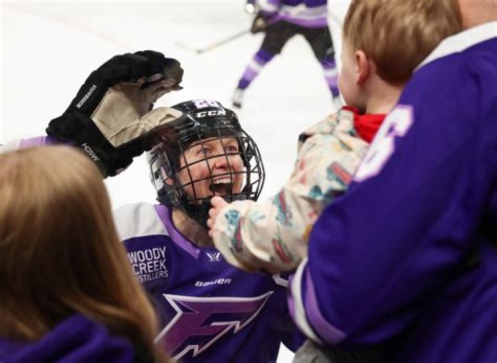 Kendall Coyne Schofield: Bio, Age, Husband, Jersey, Hockey Camp and Current Team