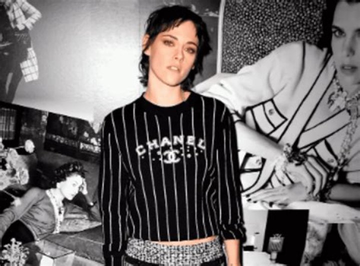 Kristen Stewart Unveils Her New Dark Brown Hairstyle At The Chanel Paris Fashion Week Show