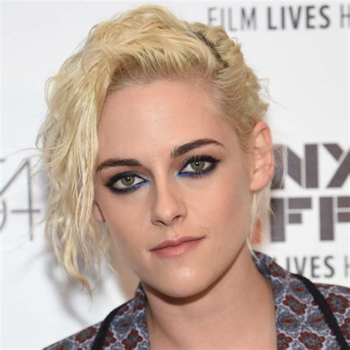 Kristen Stewart Biography - Facts, Childhood, Family Life & Achievements