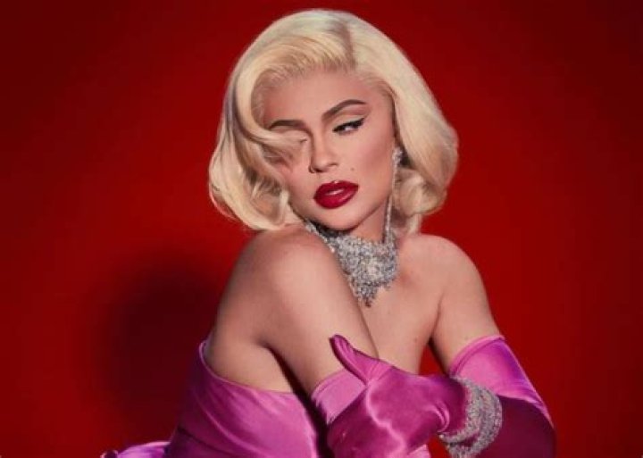 Kylie Jenner Stuns As Marilyn Monroe For V Magazine — Makeup Artist Ariel Tejada Used Kylie Cosmetics For The Photoshoot