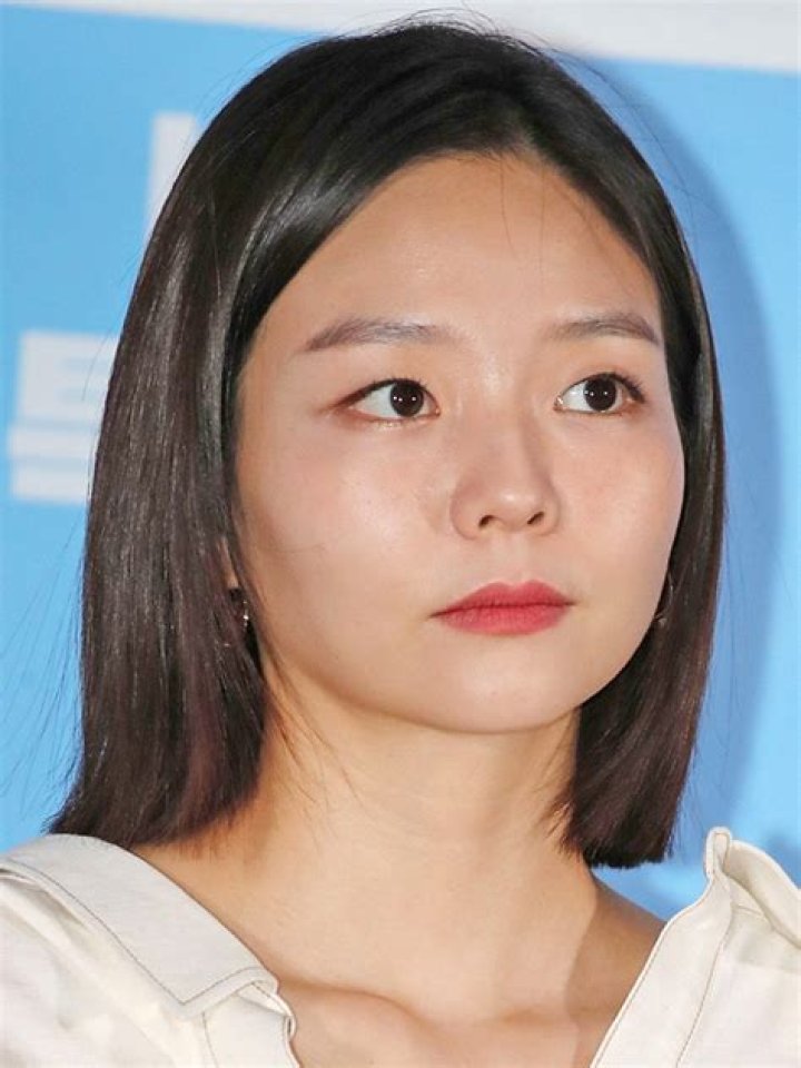 Lee So-young Esom Wiki, Age, Boyfriend, Height, Parents & Net Worth
