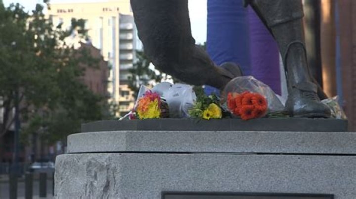 
Leslie Jordan’s Former Costars Hold Impromptu Memorial: ‘We’re Not Gonna Stay Sad, We’re Gonna Celebrate’ 