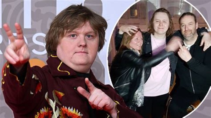 Lewis Capaldi family, girlfriend, children, parents, siblings