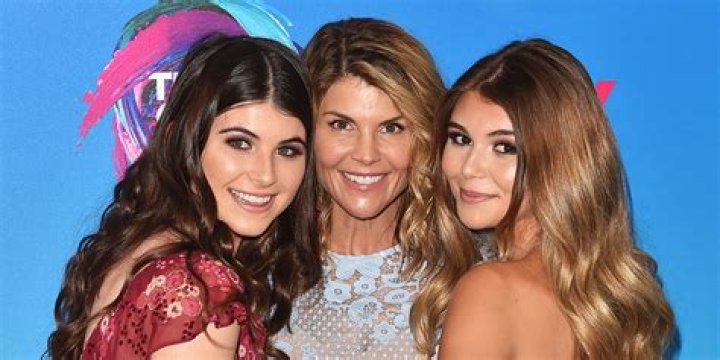 Lori Loughlin’s Friends And ‘Fuller House’ Co-Stars Reportedly Concerned About Her As She Gets Ready For Jail Sentence – Here’s Why!