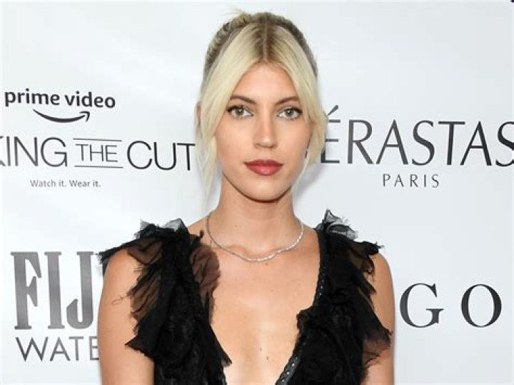 Devon Windsor in Bathing Suit is "Amazing" — Celebwell