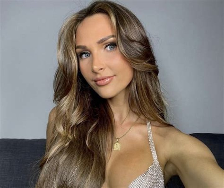 Jessie Wynter in Bathing Suit Shars a "Coupla Throwback Pics" — Celebwell