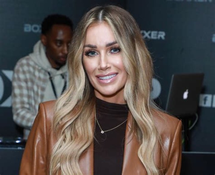 Laura Anderson in Bathing Suit Enjoys "Sunshine" — Celebwell