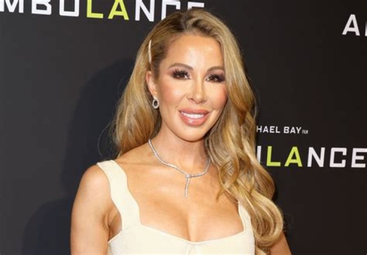 Lisa Hochstein in Bathing Suit Says "Those Who Look Behind Will Never See Beyond" — Celebwell
