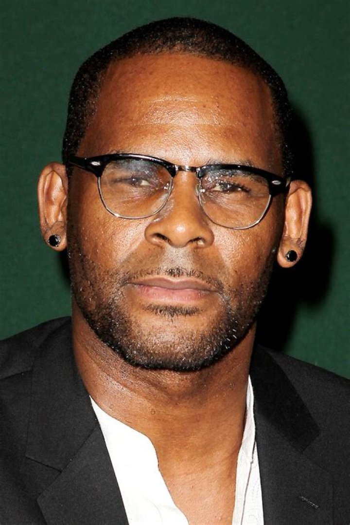 R. Kelly Biography - Facts, Childhood, Family Life & Achievements