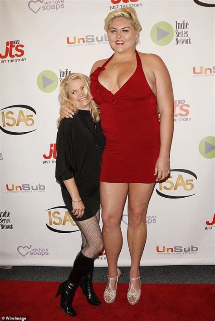 
Renée Estevez’s Biography: Weight Loss, Net Worth, Siblings 