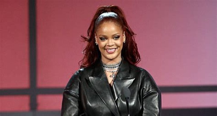 Rihanna Fan Asks To Pop Her Pimple After Seeing No-Makeup Selfie – Check Out Her Hilarious Response!